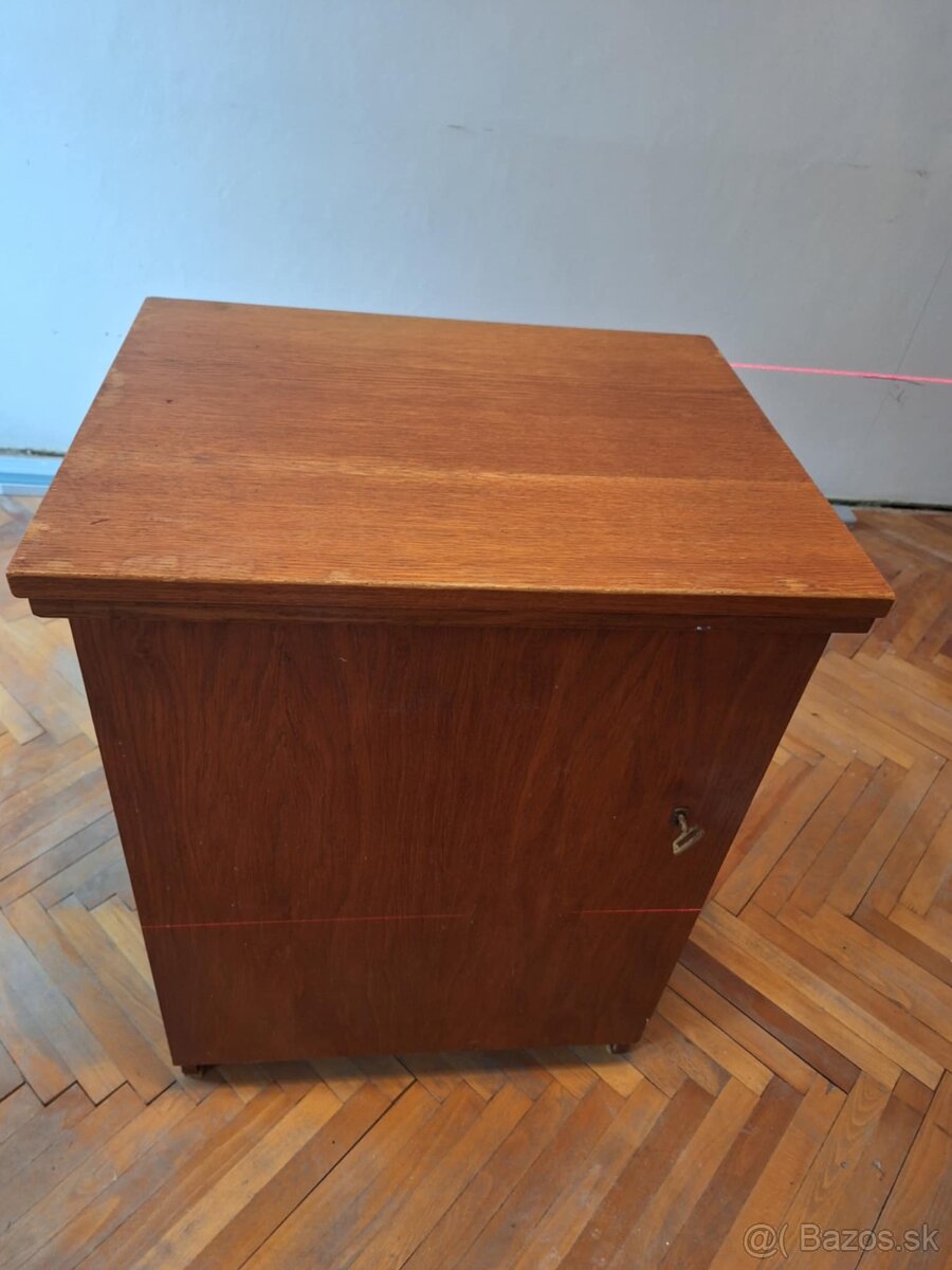 Šijací stroj Veritas v skrinke + príslušenstvo - 3