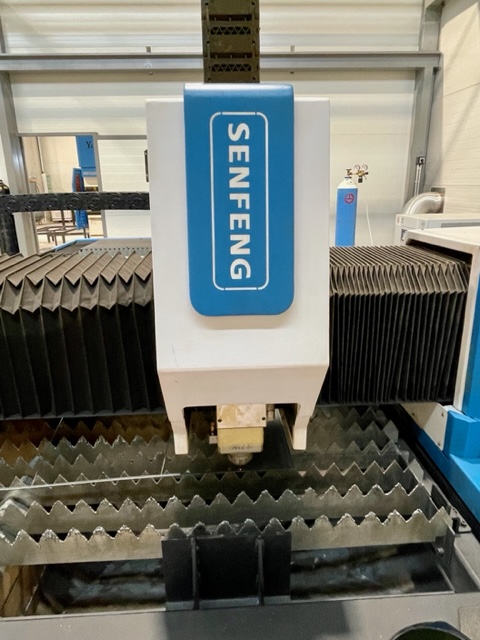 Plošný, fíbrový, laserový rezací stroj o výkone 6kW - 3