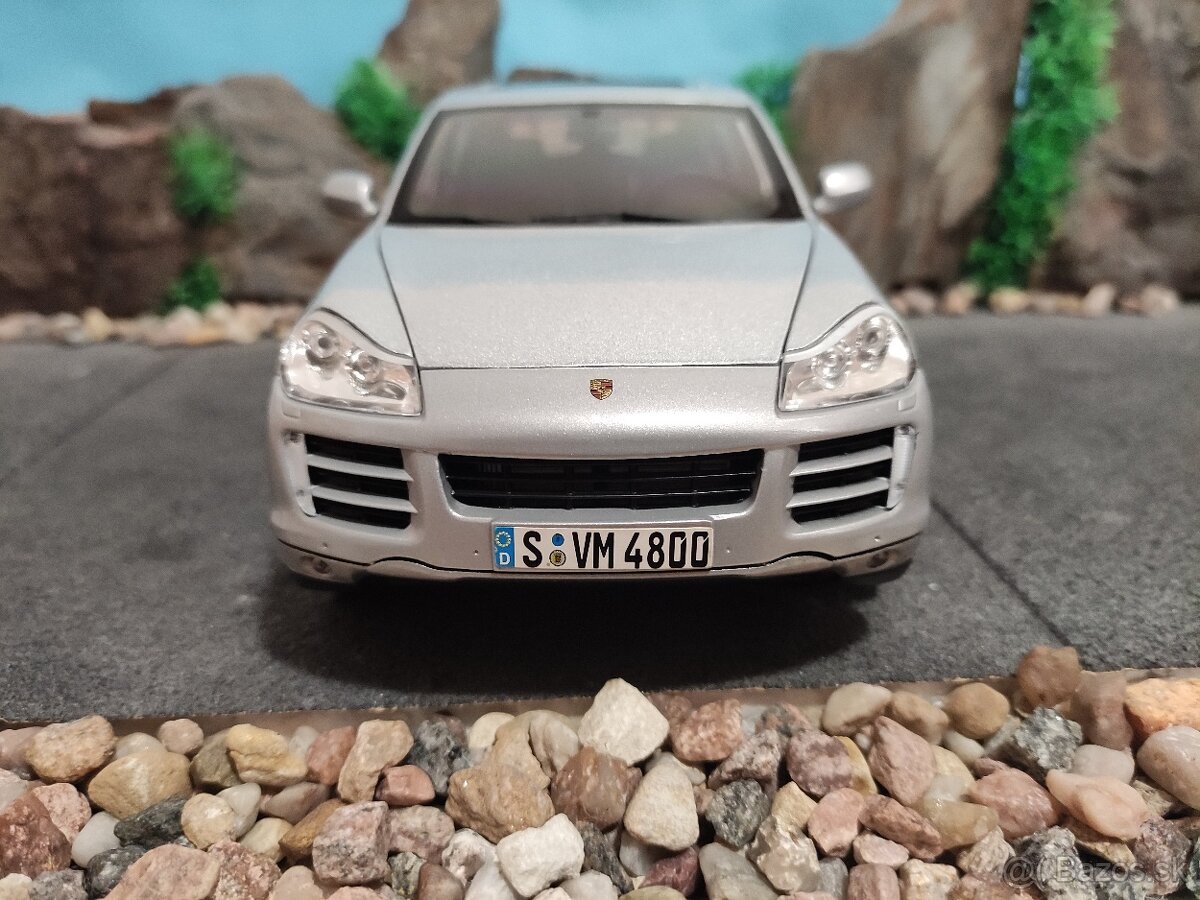 Prodám model 1:18 Porsche cayenne S - 3