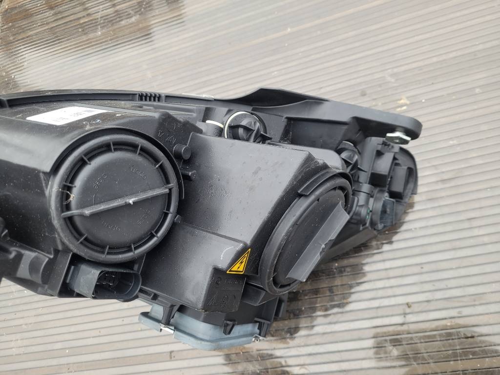 MERCEDES C W204 PRAVY XENON - 3