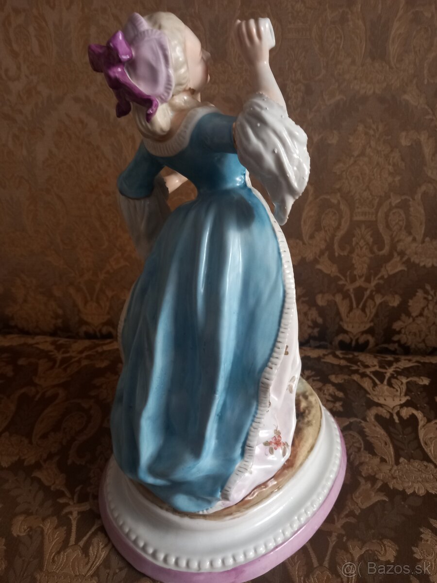 Porcelánová socha- Dáma s listom - 3