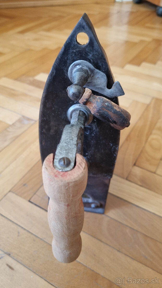 stará liatinová žehlička na uhlie - 3