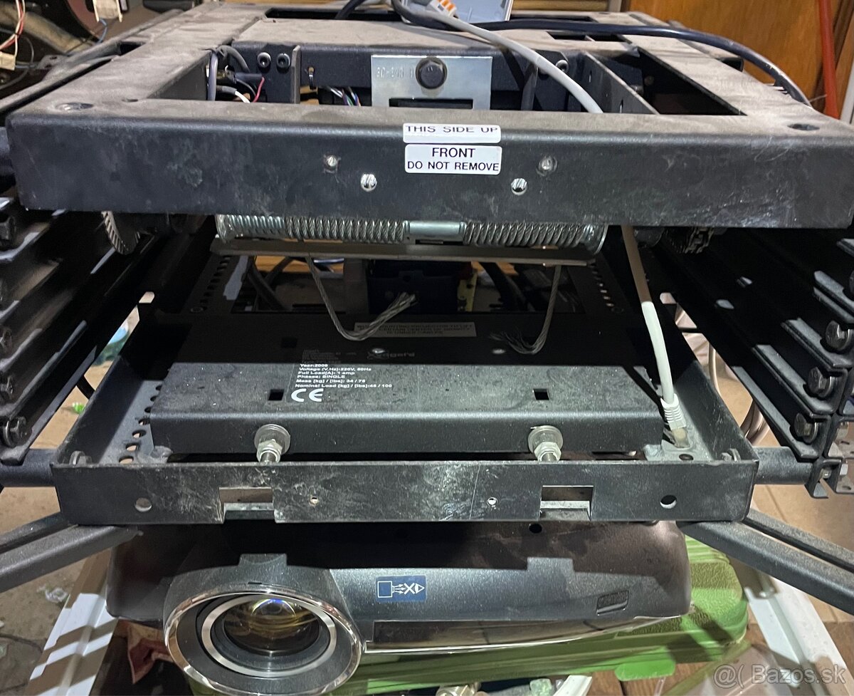 Projektor Mitsubishi HC7000 + zdvihaci system Vogels - 3