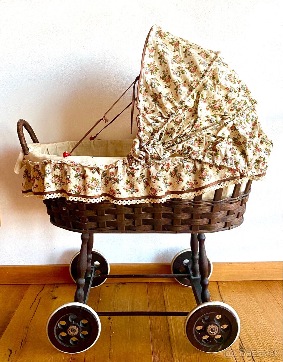 Starý proutěný kočárek - 3