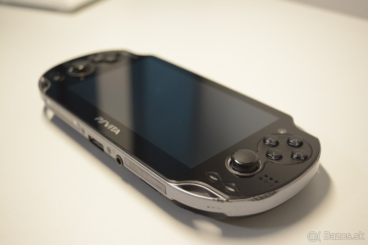 PS VITA OLED (PCH 1004) – Cracknutá + Púzdro + Nabíjačka
- 3