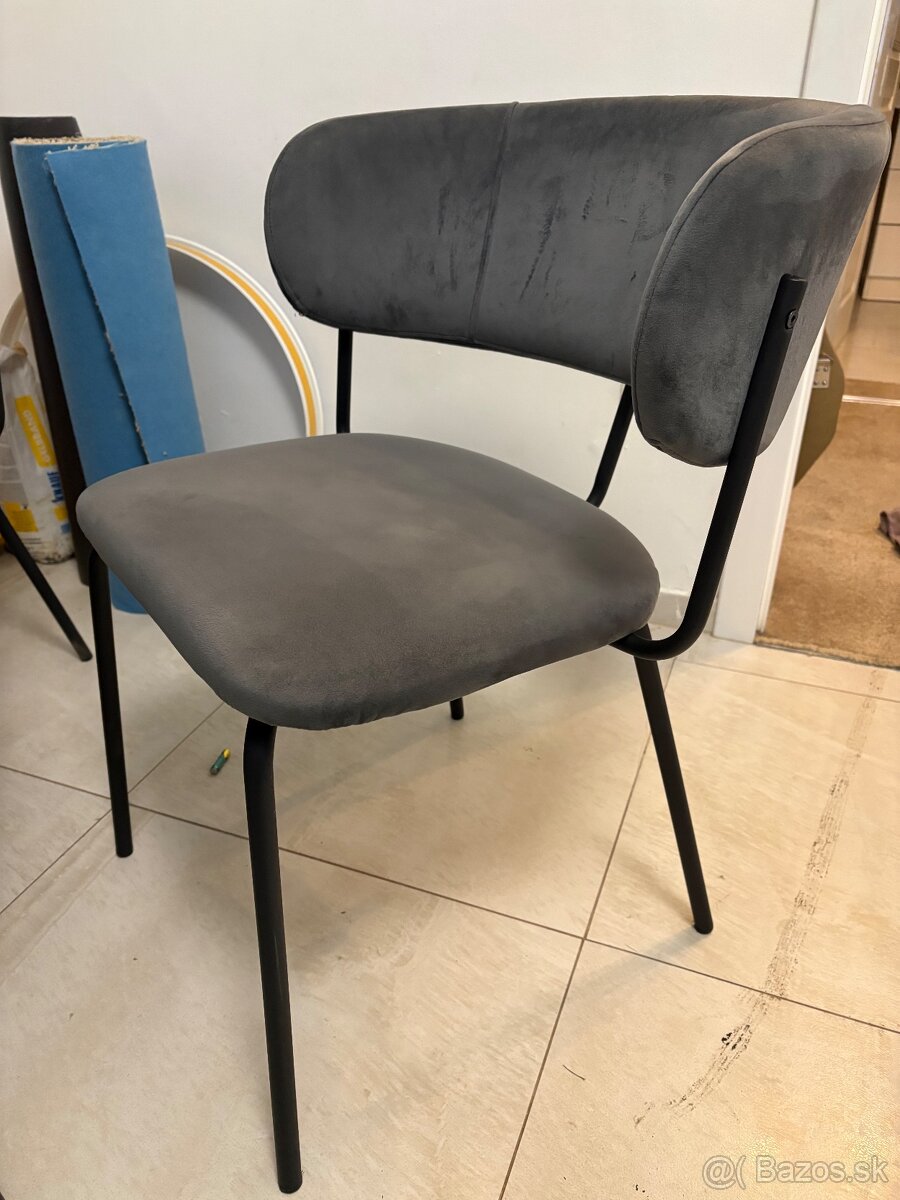 Predám kuchynský stôl + 4 stoličky - 3