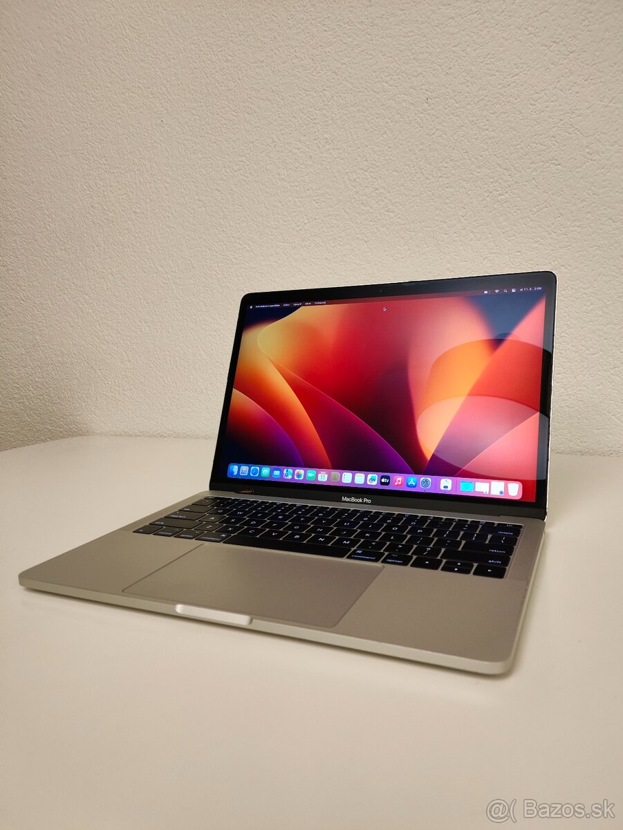 MacBook Pro 2017 | i5 • 8GB • 256GB SSD - 3