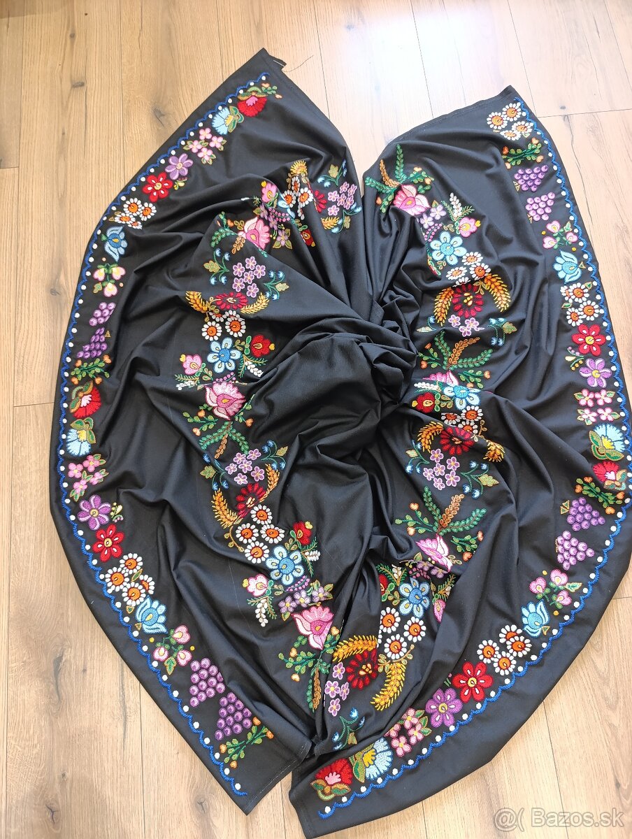 Vyšívaná sukňa so zásterou - 3