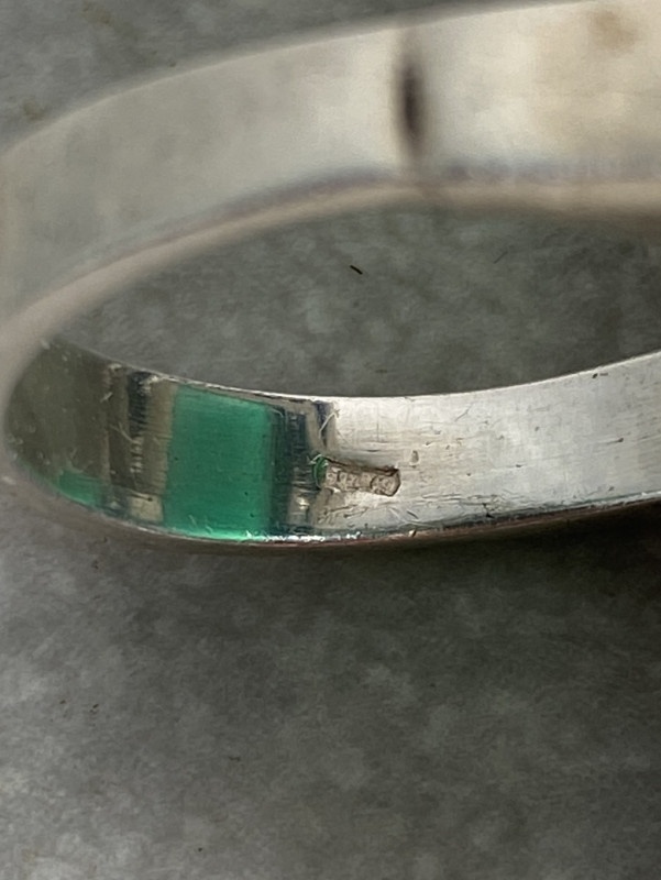 Veľký strieborný prsteň s markasitmi a veľkým zeleným kameňo - 3