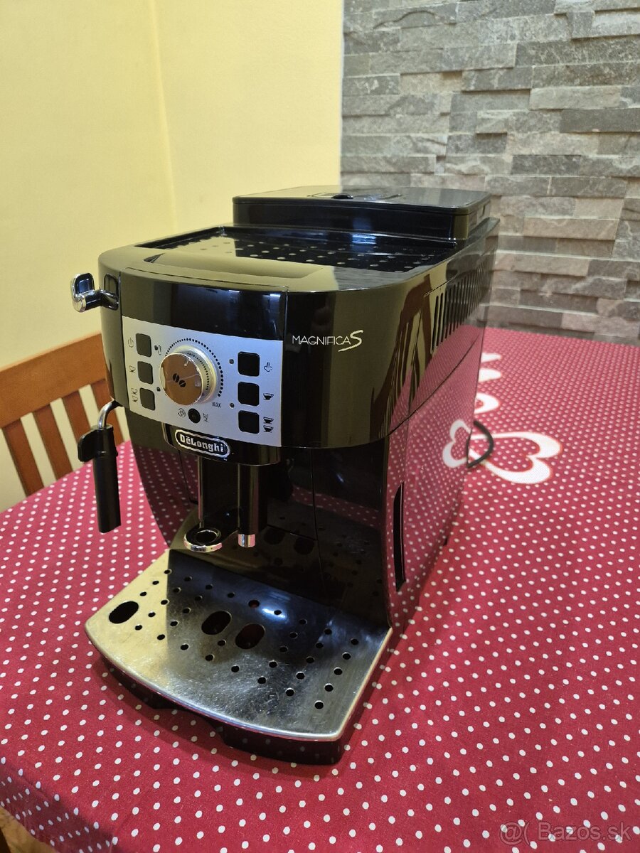 Predám kávovar Magnifica S - 3