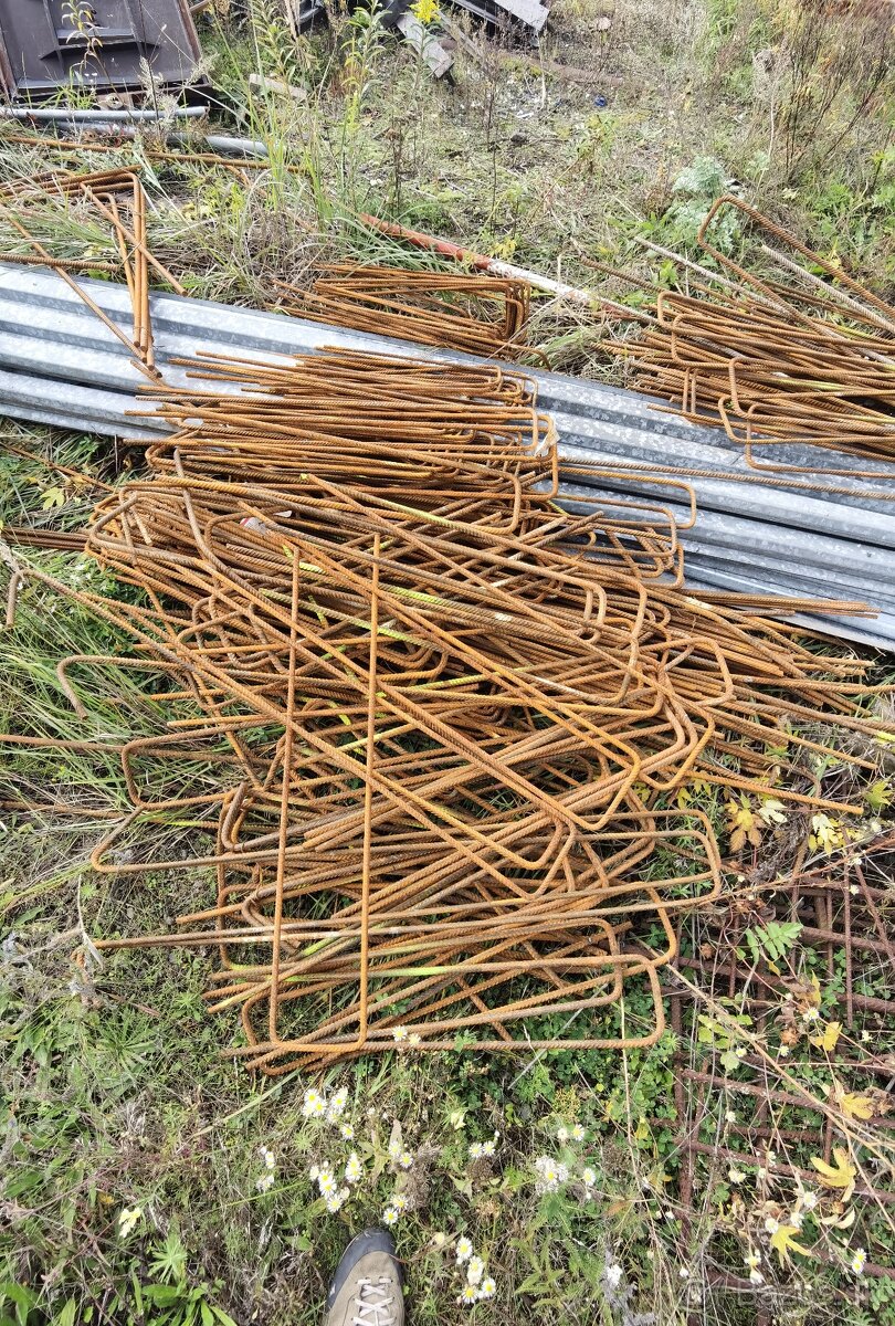 Železné rúry, roxory, stĺpiky, tyče.. Železný materiál - 3