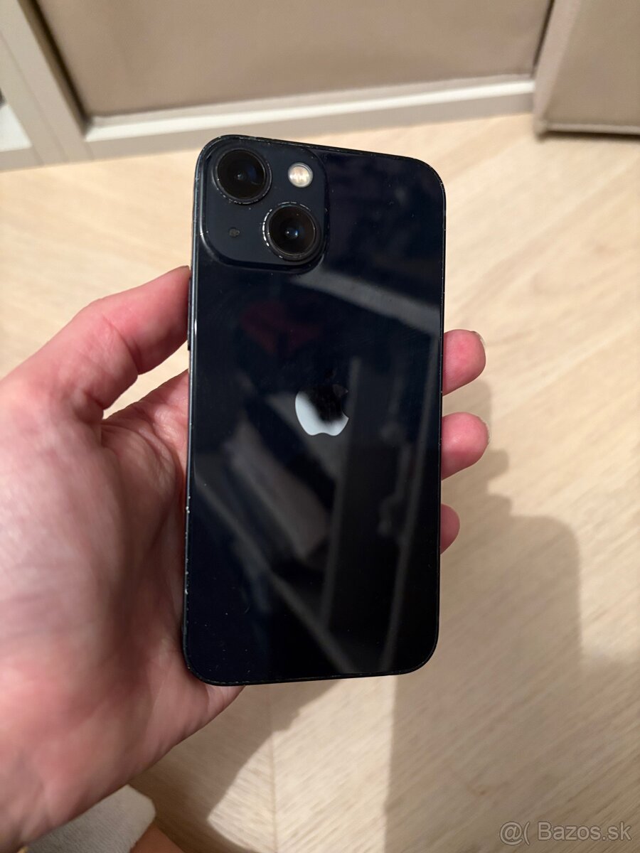 Cierny iphone 13 mini so sluchadkami a nabijackou - 3