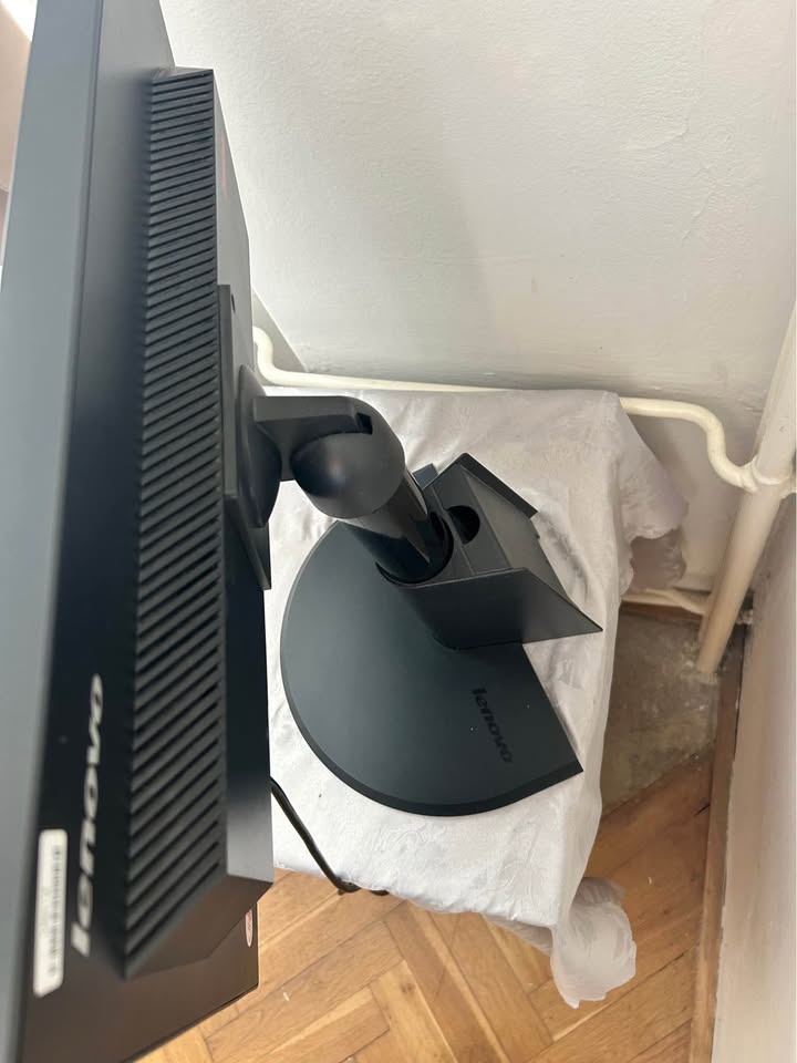 Lenovo ThinkVision monitor + cable - 3