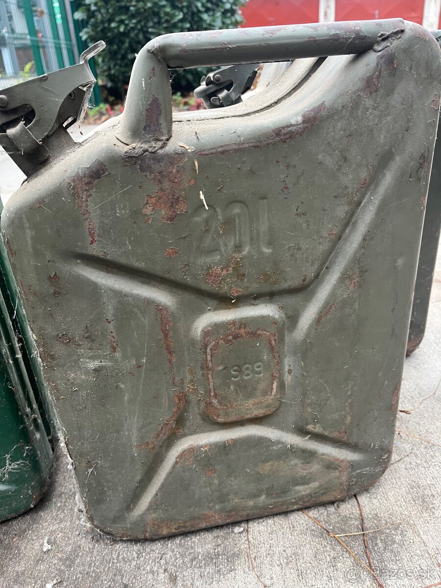 Kanistre na benzím - 3