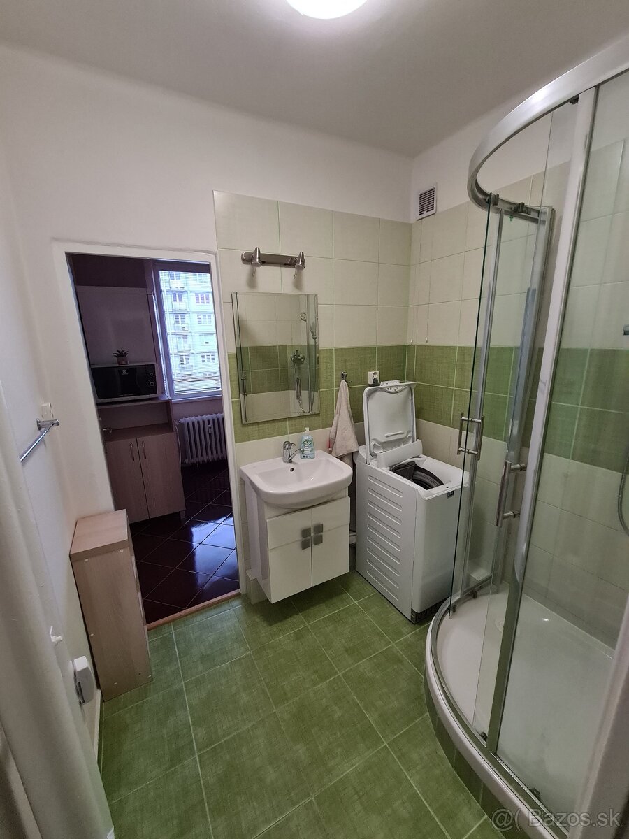 REZERVOVANÉ Prenájom veľkého 1-izbového bytu - 3