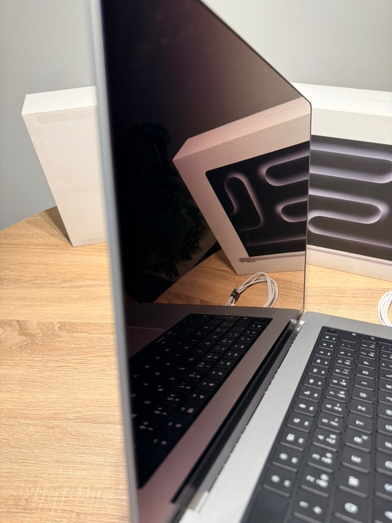 Apple MacBook Pro 16" M3 Pro 18GB / 512GB Strieborný - 3