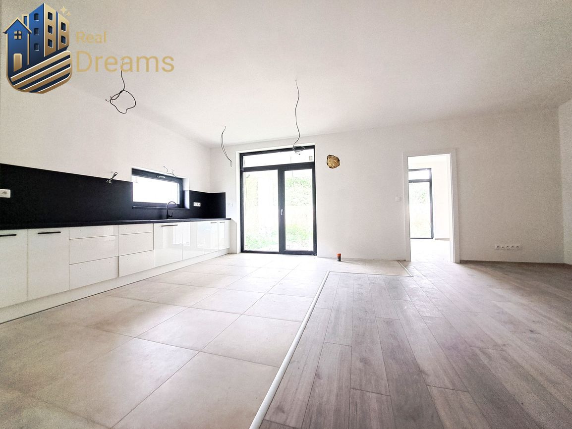 Priestranné novostavby 4-izbových rodinných domov v meste Ša - 3