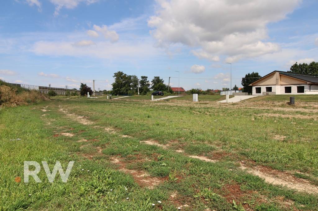 VLČKOVCE - nová štvrť - pozemok 700 m2 - všetky IS - 3
