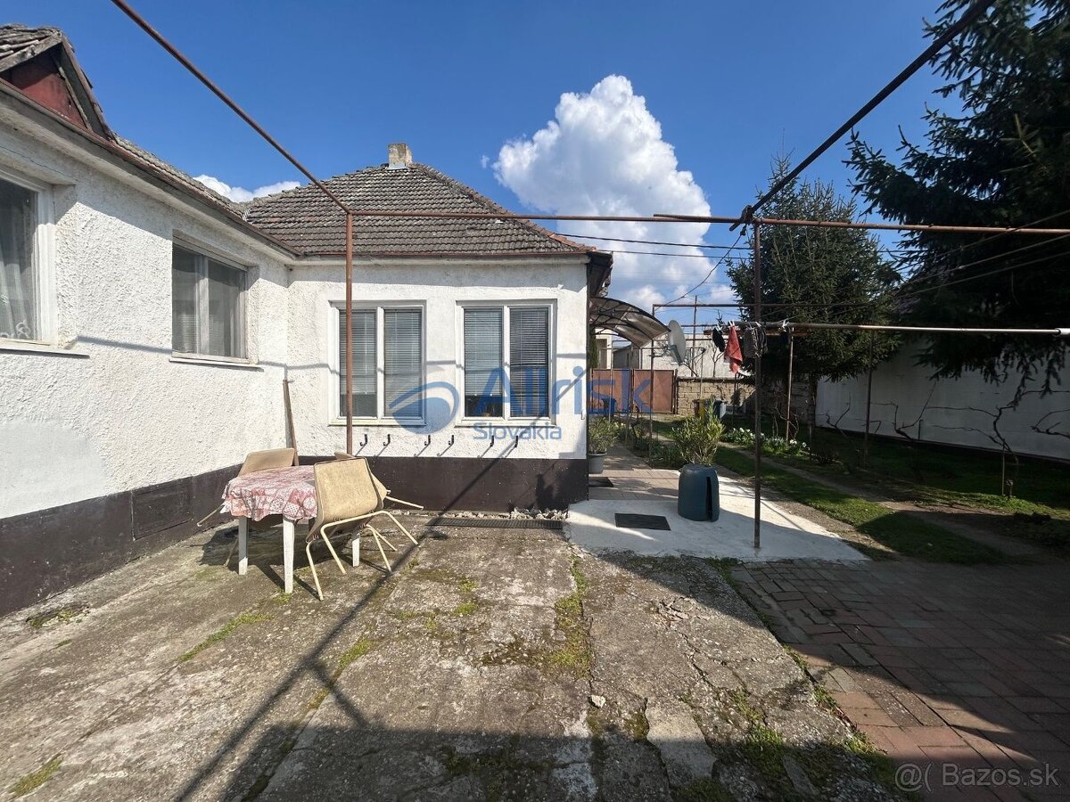 Starší zachovalý rodinný dom v tichej ulici v obci Hájske - 3