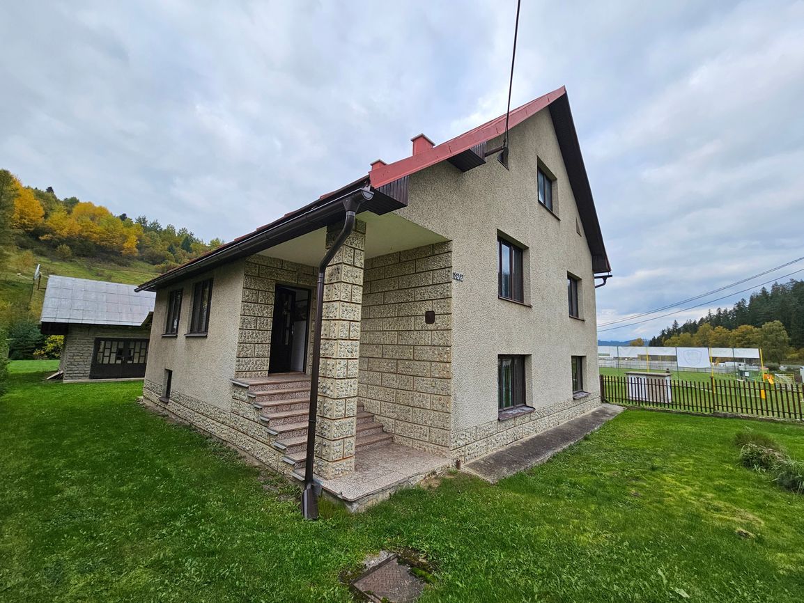 PREDAJ: Priestranný 2-generačný rodinný dom s potenciálom a - 3