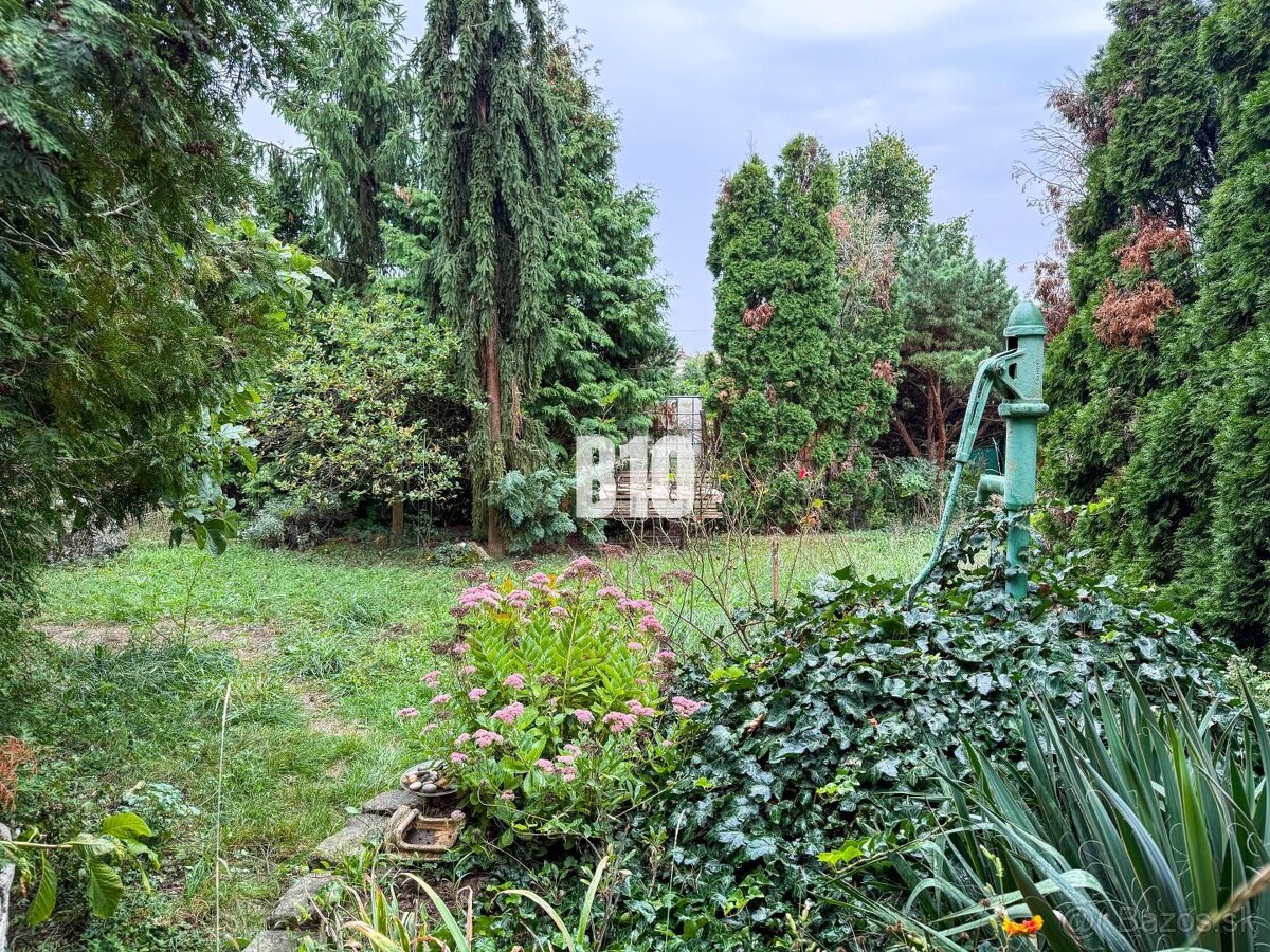 Priestranný rodinný dom s garážou na veľkom pozemku v obci V - 3