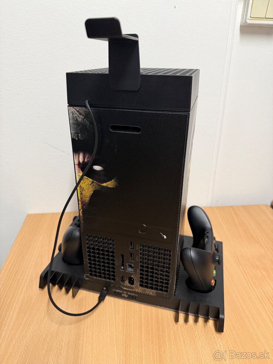 Xbox series X 1Tb - funkčný v záruke + 2x ovladač + stanica - 3