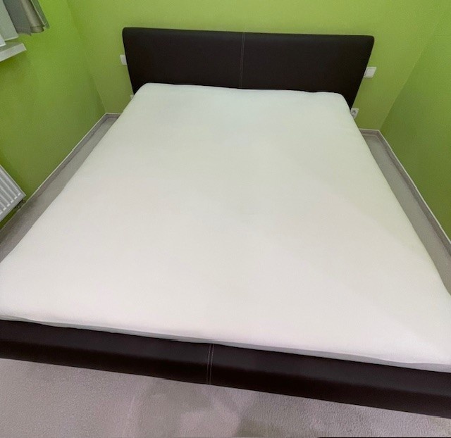 Krásna pohodlná posteľ v 100% stave - 3