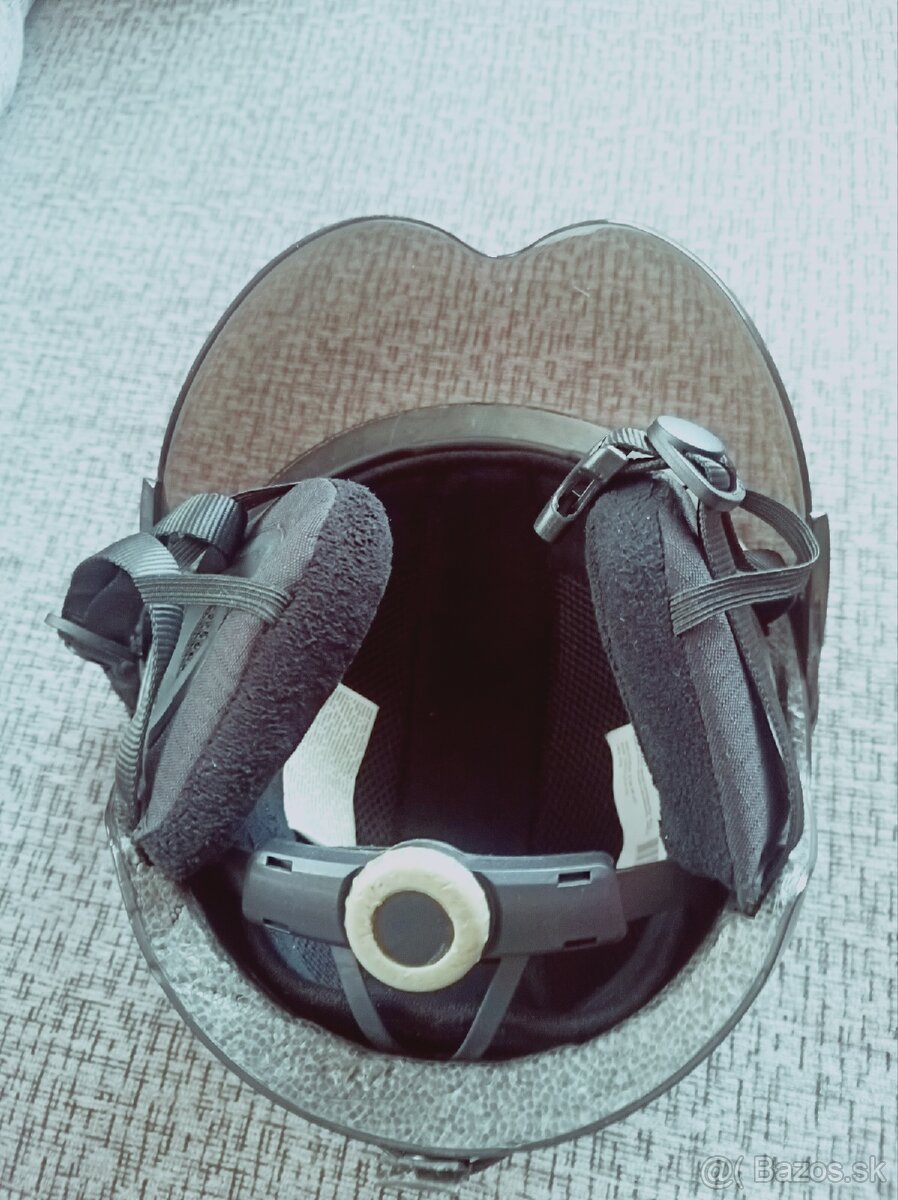 Predám Lyžiarska prilba so štítom - 3