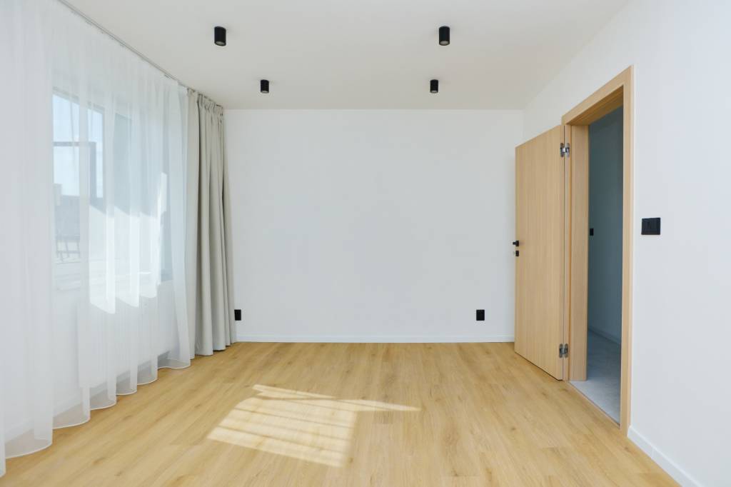 NOVOREKONŠTRUOVANÝ 4 - IZBOVÝ BYT , UL. HUMENSKÁ, TERASA - 3