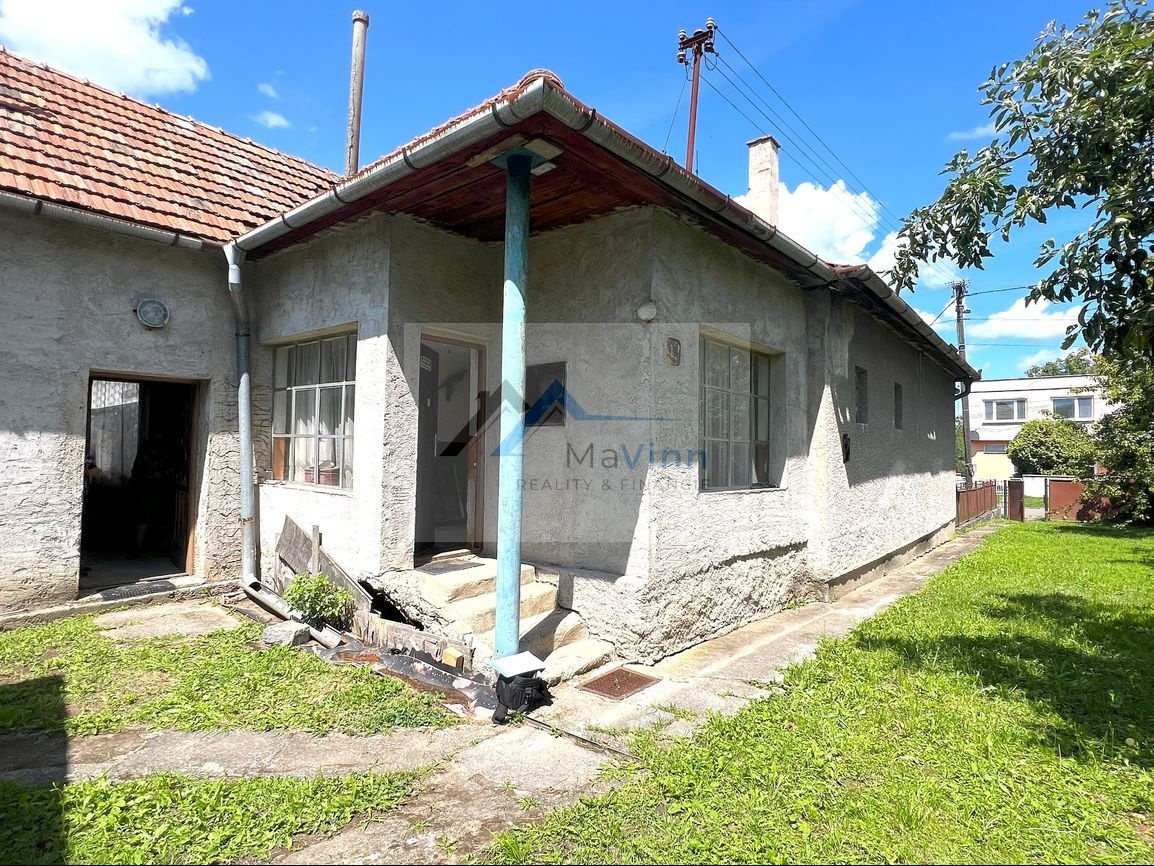 PREDAJ dom s garážou a pozem. v Oslany - 3