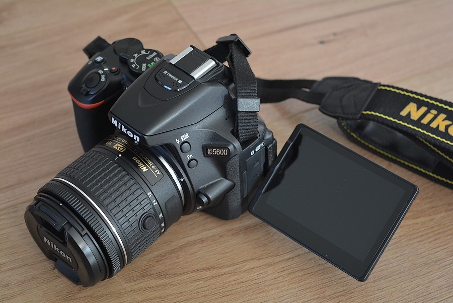 Nikon D5600 wifi BT - dotyk.dis. - VR objektiv AF-P 13tis.sn - 3