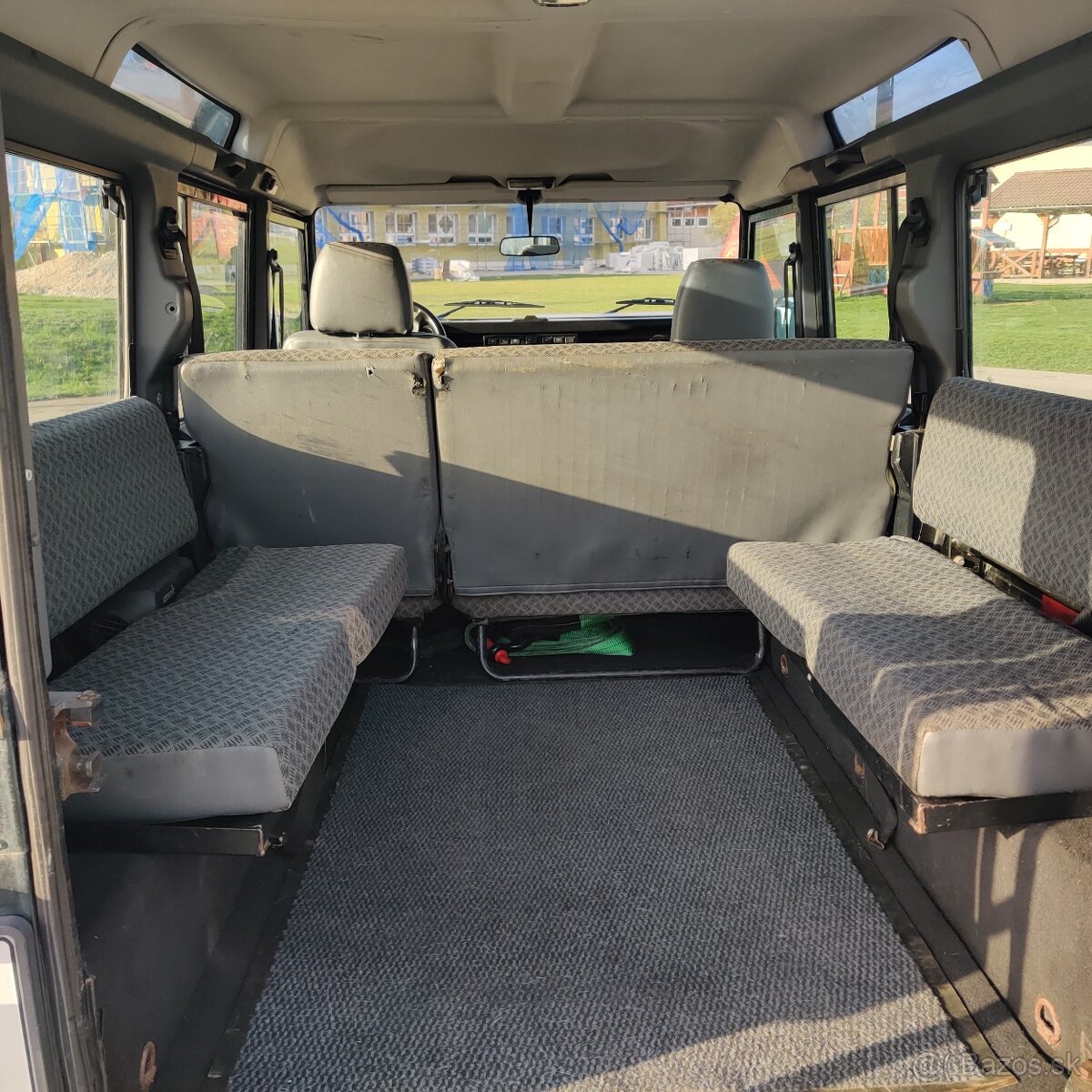 Land Rover Defender 9miest