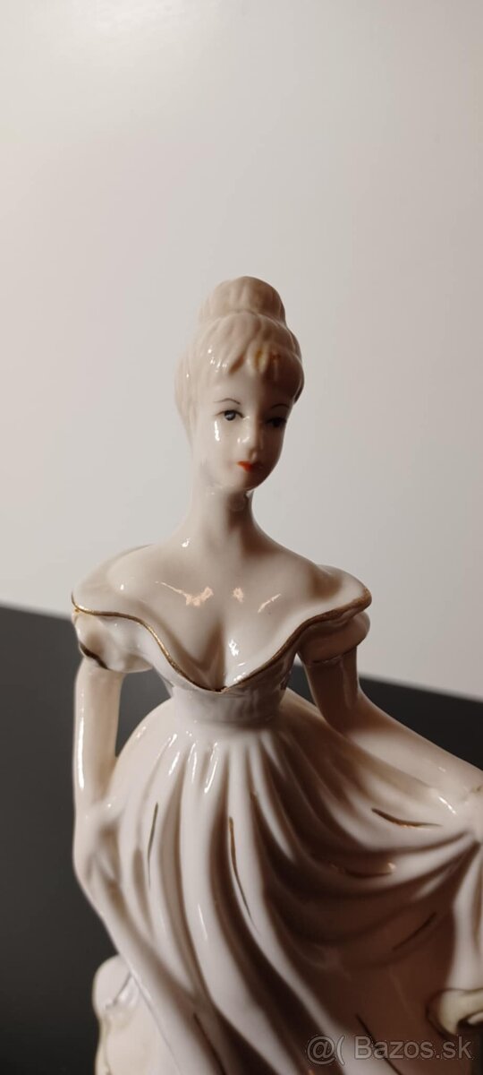 Porcelánová stará soška dáma - 3