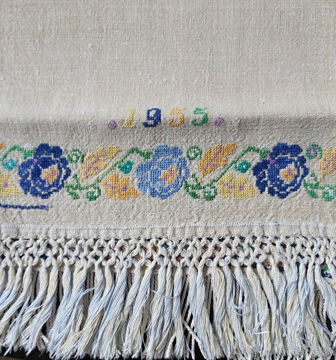 Ozdobné uteráky vyšité na konopnom plátne - 3