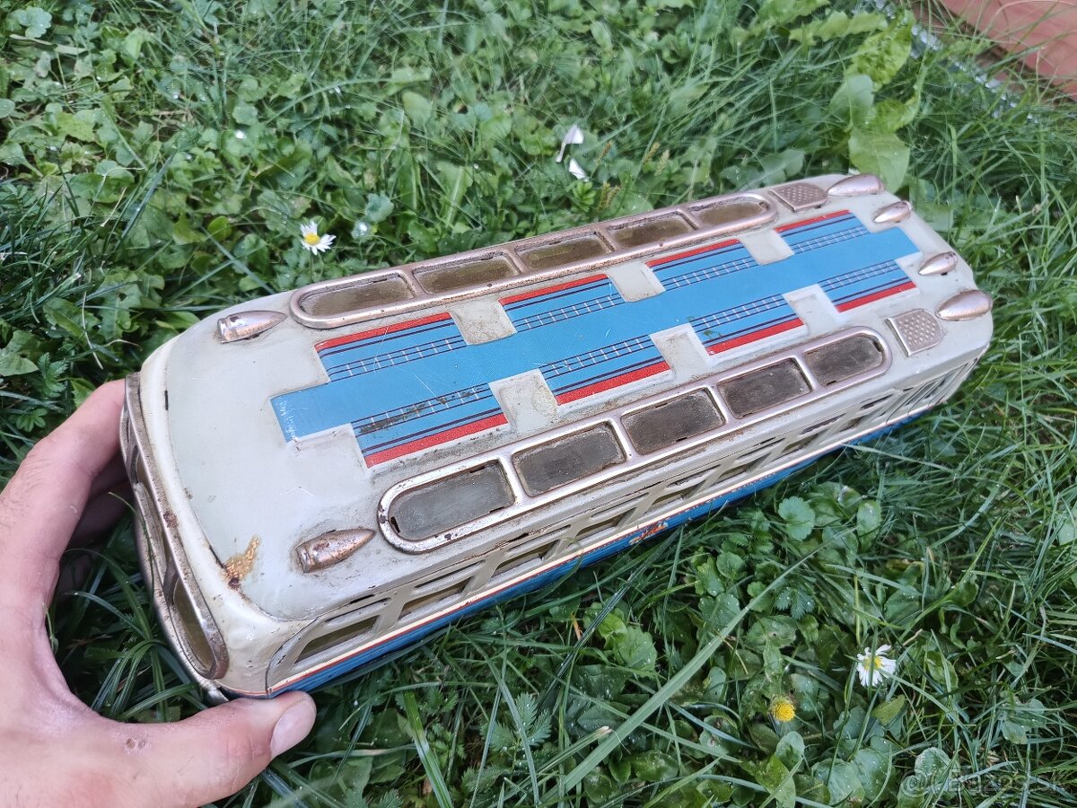 Starožitný plechový autobus CARPATI - 3