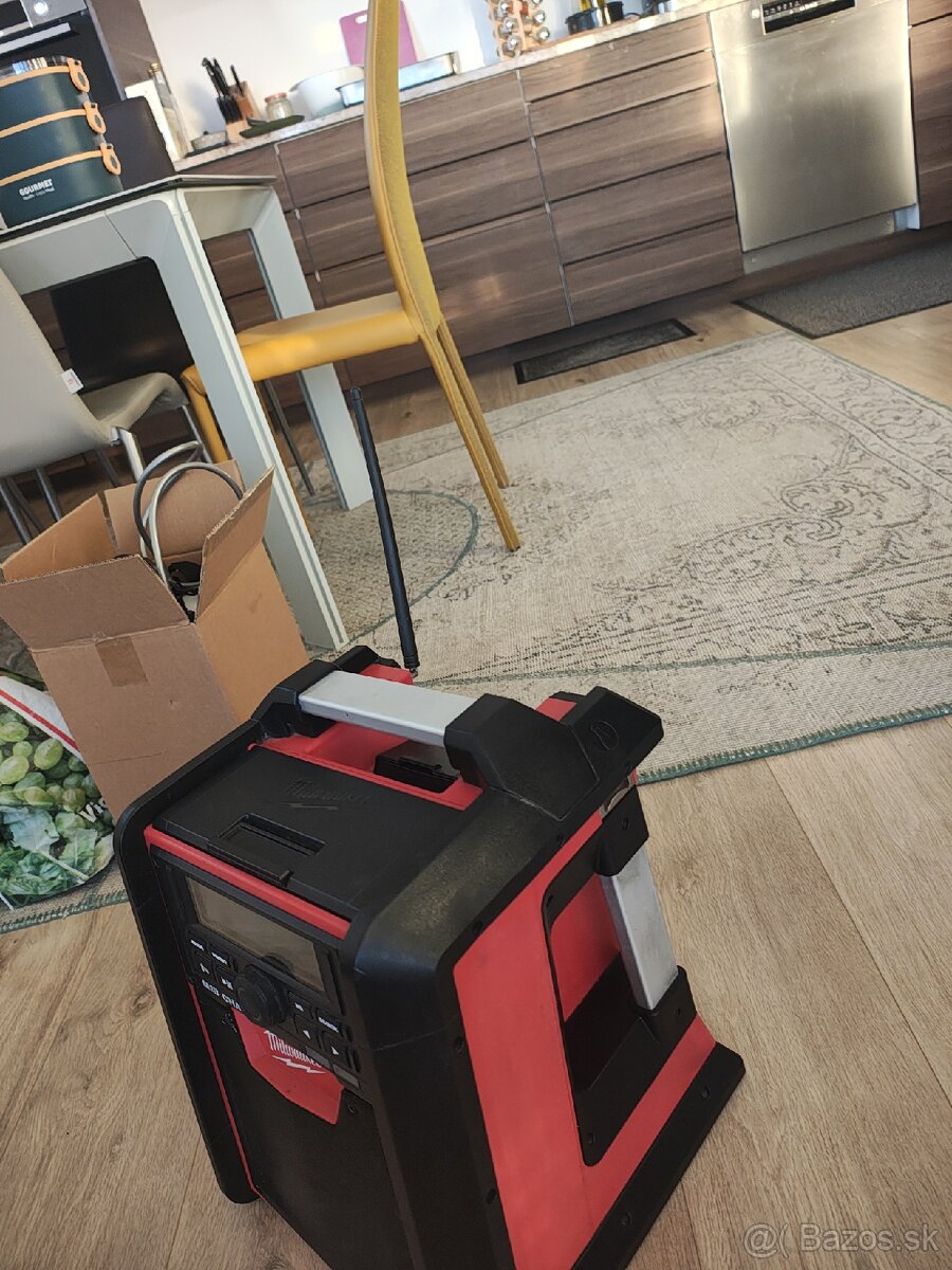 MILWAUKEE M18™ Bluetooth® Rádio / nabíjačka - 3