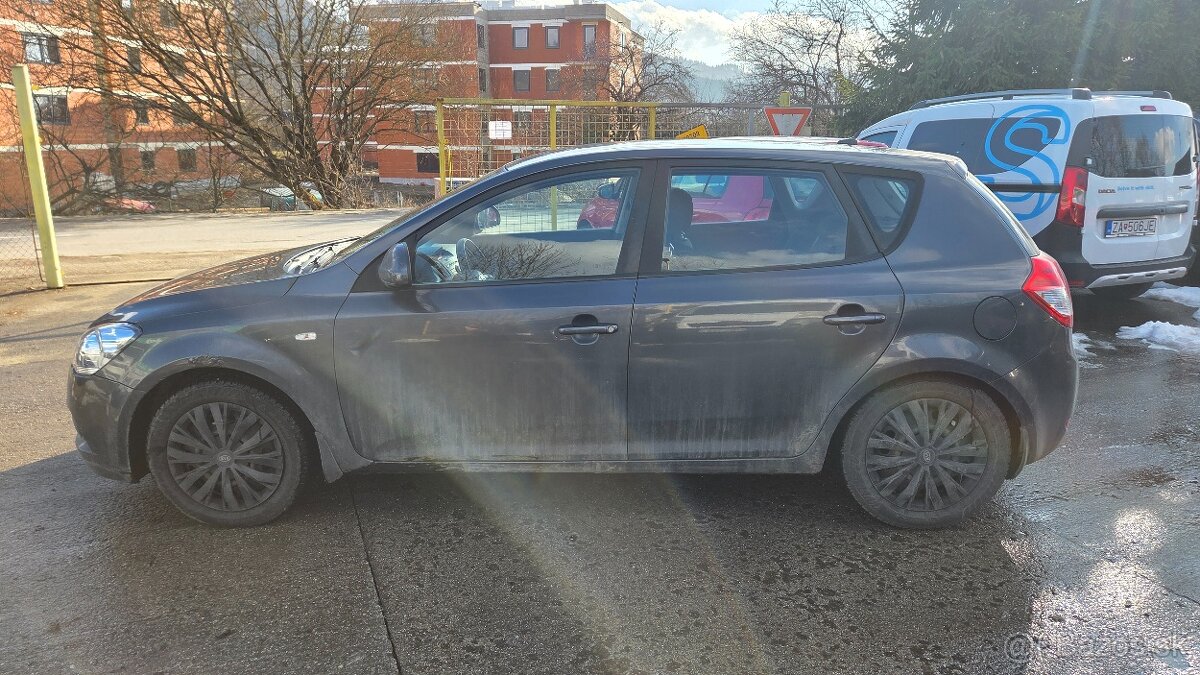 Kia Ceed 1.6 Crdi rok 2010 - 3