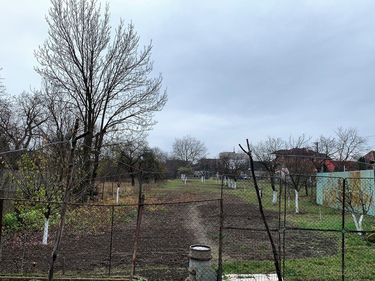 SEČOVCE - ROVINATÝ STAVEBNÝ POZEMOK 1417 PRIAMO V OBCI IS PR - 3