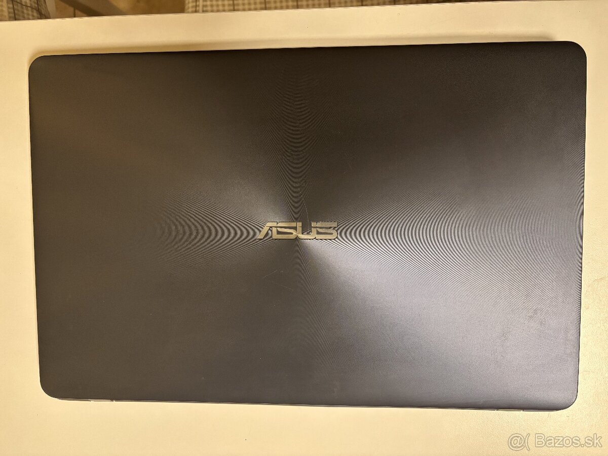 Asus Vivobook 17 - 3