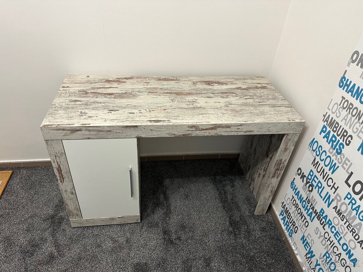 Posteľ a písací stôl - 3