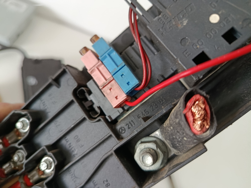 RJ poistkova skrinka mercedes CLS 2115452301 30€ - 3