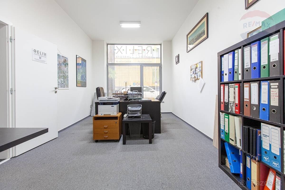 NA PREDAJ: Reprezentatívny komerčný priestor pod hlavnou st - 3