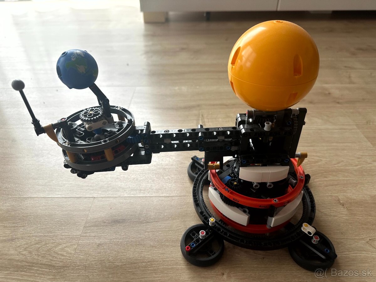 LEGO Technic Planéta Zem a Mesiac na obežnej dráhe - 3