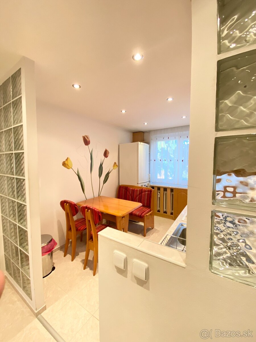 NA PRENÁJOM PRIESTRANNÝ 3-IZBOVÝ BYT V SKVELEJ LOKALITE, - 3