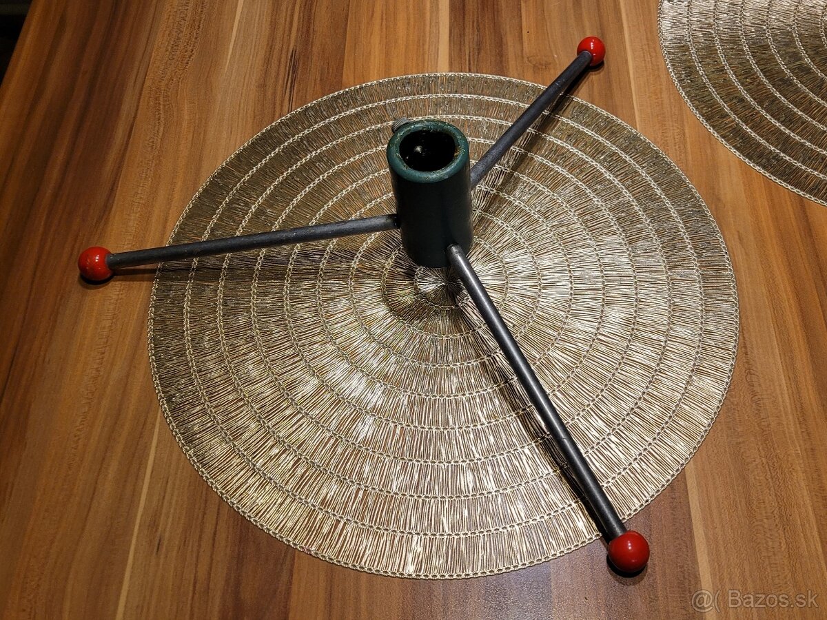 Predám 2 pevné, kovové stojany na vianočné stromčeky - 3