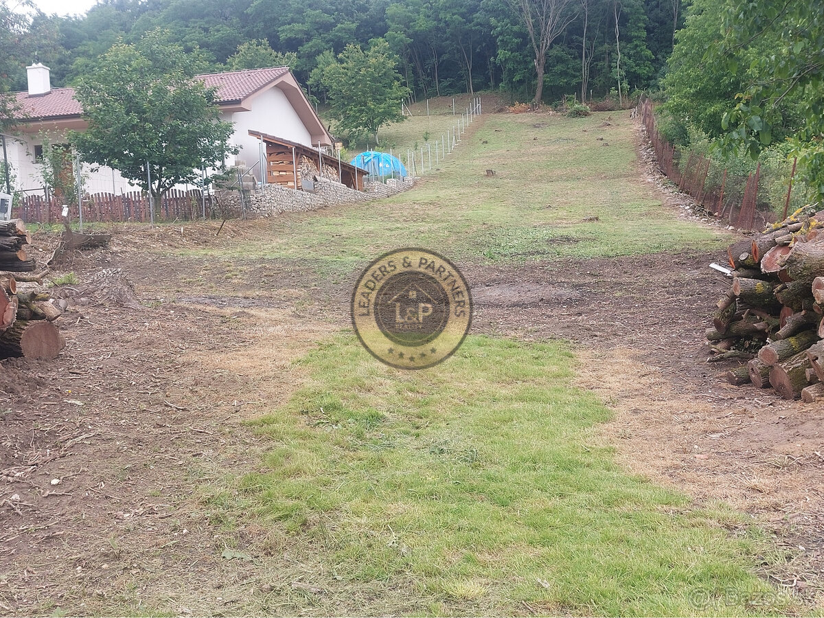 Na predaj stavebný pozemok v obci Kolíňany 1420 m2 - 3