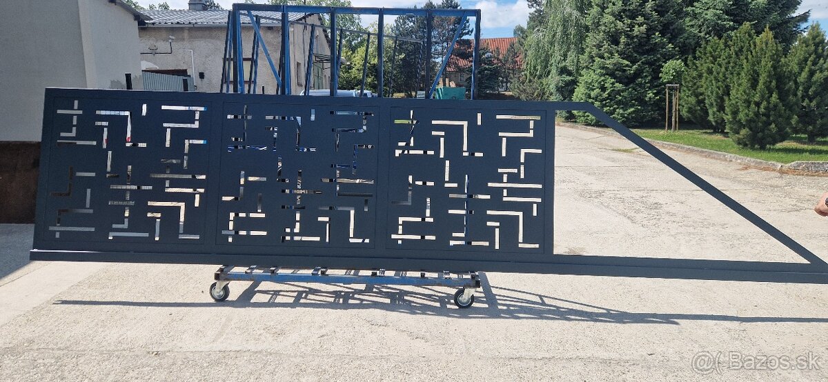 Samonosná brána vypalovaný plech - 3