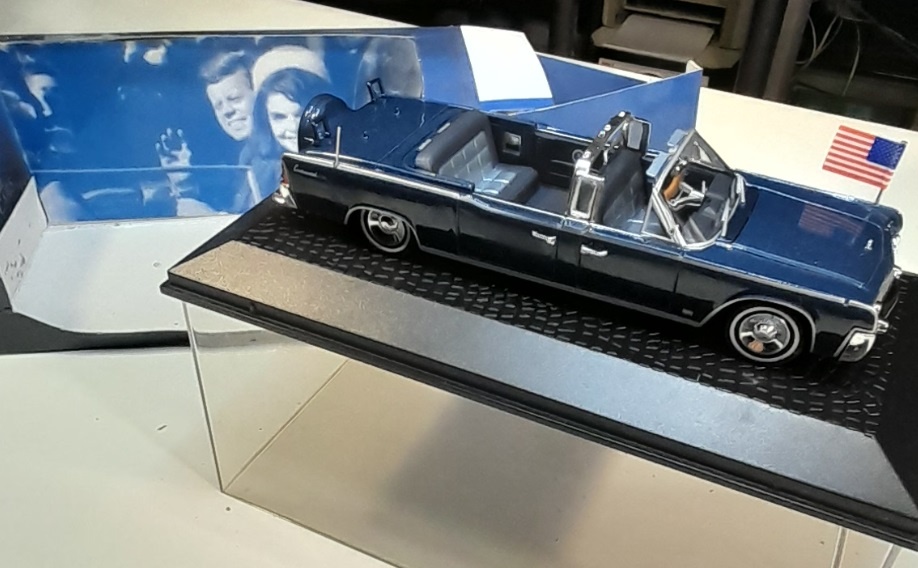 Model auta lincoln continental limousine ss-1000 kenedy - 3