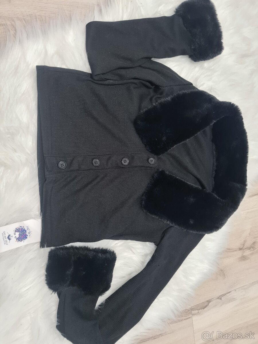 Čierny crop top s kožušinkou - 3