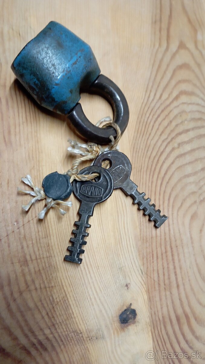 Starý visiaci zámok.. - 3